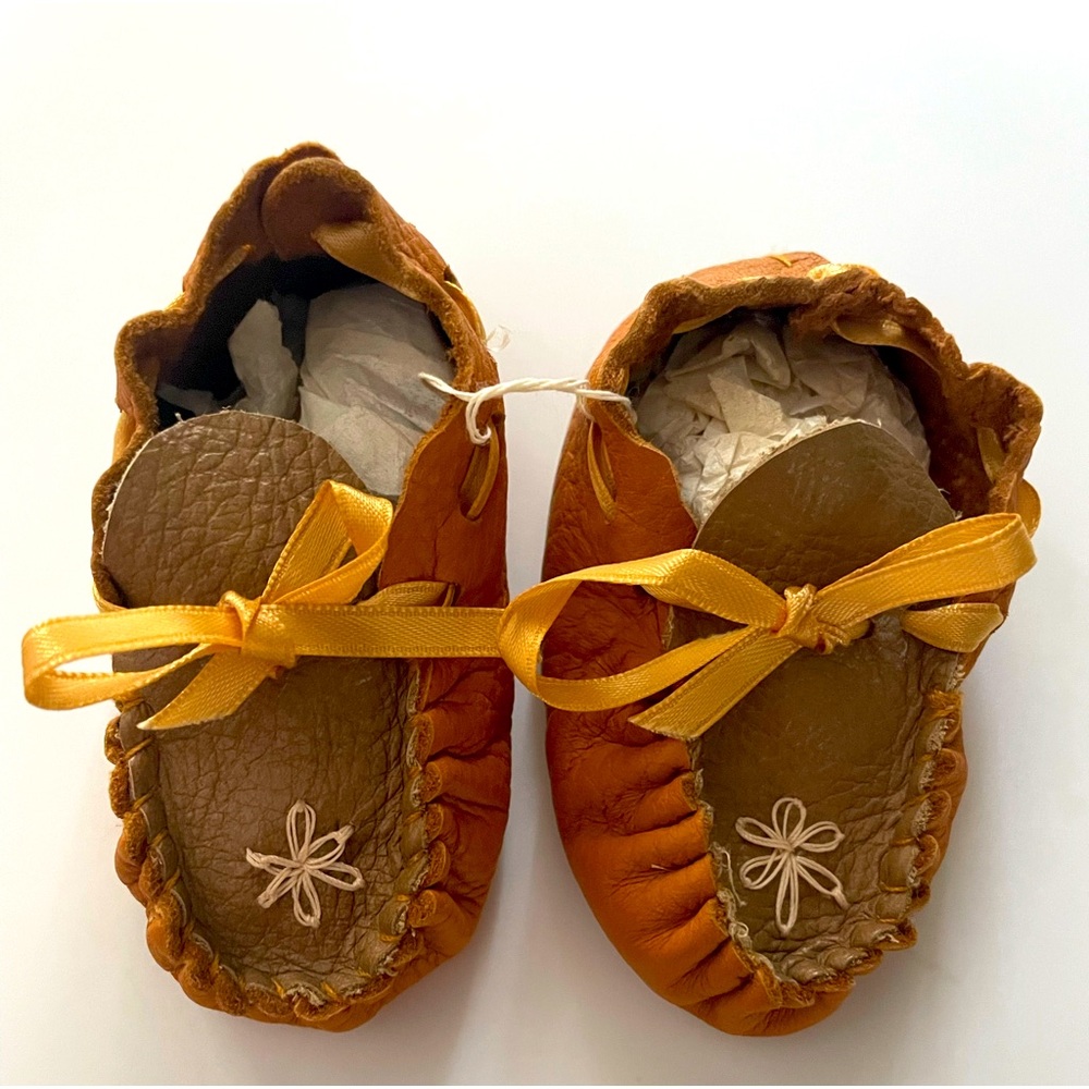 Hawaiian baby moccasins leather handcrafted 0-3 month